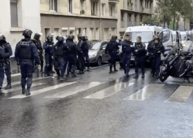 Útok nožem v Paříži! Čtyři lidé zraněni poblíž známé redakce