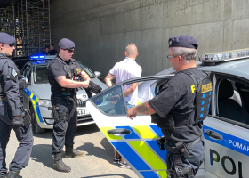 Policistům v Praze se podařil husarský kousek. 8 minut od nahlašení dopadli pachatele pokusu vloupání. Ti navíc seděli v kradeném autě