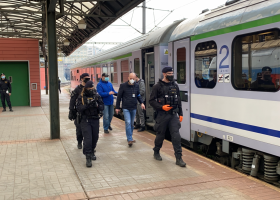Vlak s cizinci vyrazil z Prahy přes Polsko na Ukrajinu