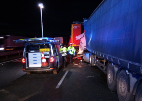 Nehoda dvou kamionů zablokovala dálnici D8 směrem na Prahu na 80. kilometru