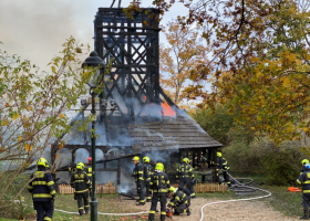 Požár chráněného dřevěného kostela v zahradě Kinských