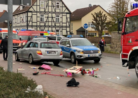 Auto najelo na pěší zónu v Německu, na místě je několik raněných