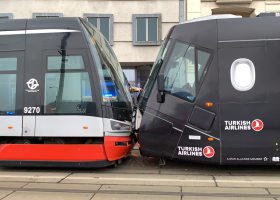 Několik cestujících se zranilo při srážce tramvají v centru Prahy. Záchranáři aktivovali traumaplán.