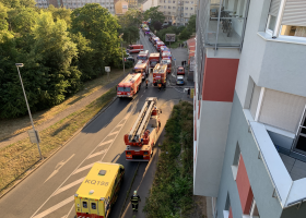 K rozsáhlému požáru pneumatik ve výrobně protektorů vyjeli pražští hasiči. Byl vyhlášen druhý stupeň požárního poplachu