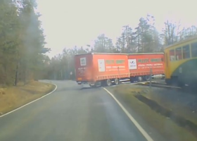 Záběry z palubní kamery auta ukazují, jak náklaďák vjel přímo do cesty vlaku u Dobříše