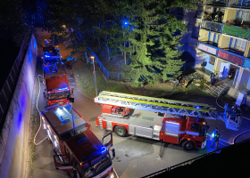 Z hořící ubytovny v pražské nemocnici Motol evakuovali přes padesát obyvatel