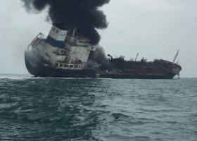 Amerika vysílá dvě plavidla k napadeným tankerům na moři poblíž Ománu. Mělo by jít o útok na tankery