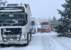 Českou republiku sužuje husté sněžení. Neprohrnuté silnice komplikují dopravu