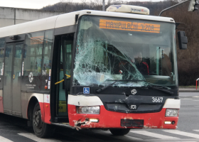 Nehoda autobusu a dvou aut si vyžádala sedm zraněných osob, z toho dvě děti