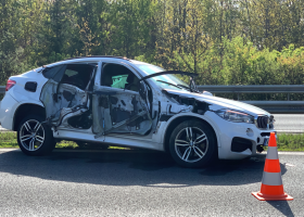 Policisté pronásledovali ujíždějícího řidiče, který havaroval na D5 a pak se dal na útěk