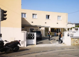 Dva lidé byli postřeleni před mešitou v Brestu. Střelec ale později obrátil zbraň proti sobě