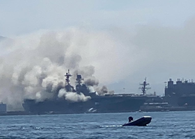 Hoří americká válečná loď USS Bonhomme Richard. 21 lidí je zraněno, požáru předcházela exploze