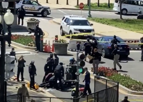 Bezpečnostní složky uzavřely budovu Kapitolu v USA. Řidič narazil autem do zábrany