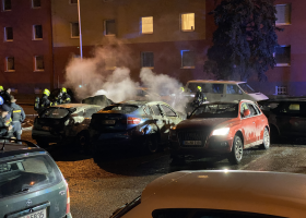 V Hloubětíně shořelo devět aut. Příčina je v šetření