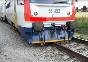 Další železniční nehoda. Motorový vlak vykolejil