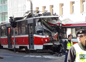 V Brně se střetl trolejbus s tramvají. První odhady mluví o 40 zraněných