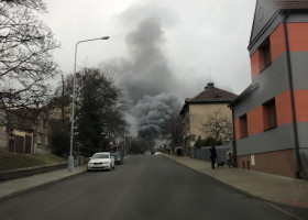Aktuálně hustý kouř nad Kladnem při požáru v Kovošrotu