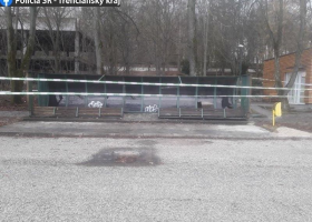 Na Slovensku silný vítr shodil na dvě děti autobusovou zastávku. Jedno zemřelo