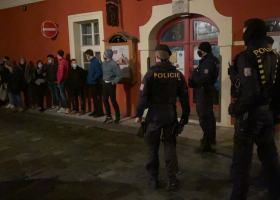V centru Prahy probíhá nelegální party, policie musela zasáhnout. Použila beranidlo