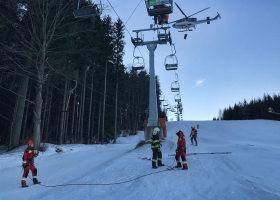 Desítky lyžařů kvůli poruše uvízlo na lanovce. Do záchranné akce se zapojil vrtulník a hasičští kolegové z Polska