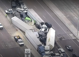Přes sto aut havarovalo v Texasu na dálnici. Šest lidí při nehodě zemřelo.