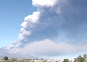 Etna na Sicílii stále chrlí lávu a kouř. Přišlo i další zemětřesení.