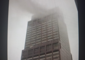 V New Yorku spadl na mrakodrap vrtulník. Nejméně jedna osoba to nepřežila