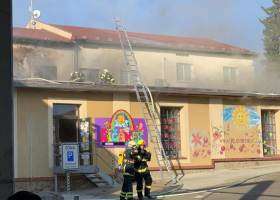 Hasiči v Říčanech likvidují rozsáhlý požár střechy u školky