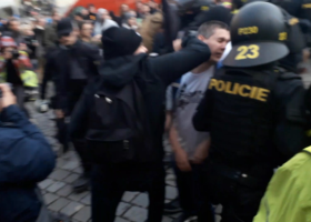 V Brně se večer střetli pravicoví extremisté s příznivci levice a místními. Policie několik lidí zadržela