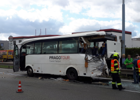 Na výjezdu z Brna havaroval autobus s nákladním autem, jedna žena zemřela