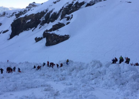 Na Snězce spadla lavina. Jedna osoba už byla nalezena mrtvá, po dalších se pátrá.