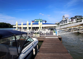 V Bratislavě se utrhl ponton se známou restaurací. Naráží do lodí a potápí se