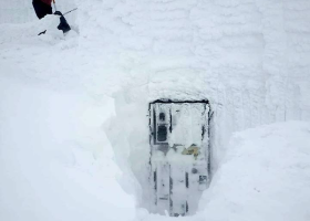 Extrémní počasí na Sněžce. Personál poštovny byl evakuován kvůli sněhovým závějím