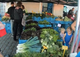 Kontrola farmářských trhů v Praze: špatné skladování, prošlé potraviny a výrobky neznámého původu
