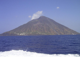 Sopka Stromboli se probrala. Vyděšení lidé skákali do moře
