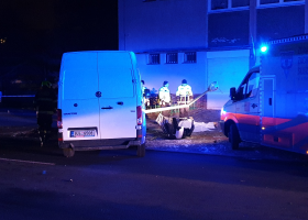 Smrtelná dopravní nehoda. Dodávka narazila do lampy a ta spadla na chodkyni