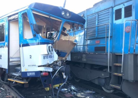 Na Domažlicku se srazil vlak s technickým vozidlem. Jsou zranění
