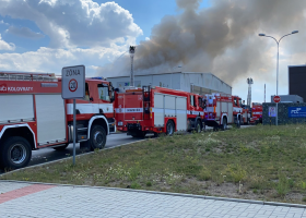 Velký požár na Praze 9. V hale hořel odpad