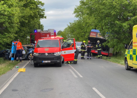 Vážná nehoda autobusu s osobním autem u obce Podolanka