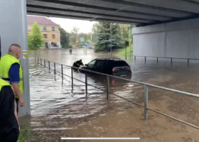 Bleskové povodně v Rakovníku. Bahno na silnici, viadukt pod vodou a popadané stromy