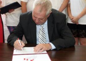 V příštím roce se zvýší důchody o 900 korun měsíčně. Prezident Miloš Zeman dnes podepsal zákon o navýšení.