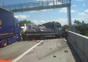 Hromadná nehoda osmi vozidel na D1. Dálnice je uzavřena na 139,5 km ve směru na Brno.