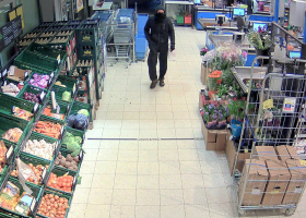 Kriminalisté pátrají po dosud neznámém lupiči z hostivařského supermarketu. S namířenou střelnou zbraní si vynutil peníze od pokladní