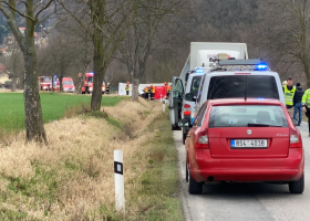 Smrtelná dopravní nehoda uzavřela silnici u Černošic