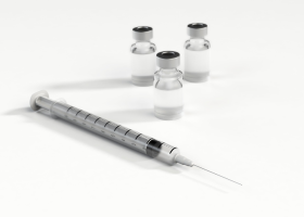 Vakcíny proti Covidu mají rozdílnou účinnost. Belgická studie zvýhodňuje Modernu