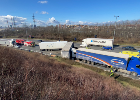 Nehoda tří kamionů na Jižní spojce ochromila Prahu