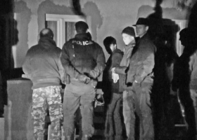 U podezřelých z vraždy čerpádlářky v Nelahozevsi provedli kriminalisté domovní prohlídky