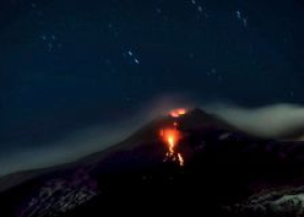 Etna v noci rozsvítila erupcí nebe