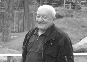 Poslední rozloučení se Zdeňkem Srstkou. Zemřel ve věku 83 let.
