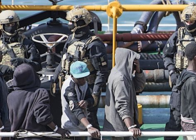 Afričtí migranti byli obviněni z terorismu kvůli únosu lodě